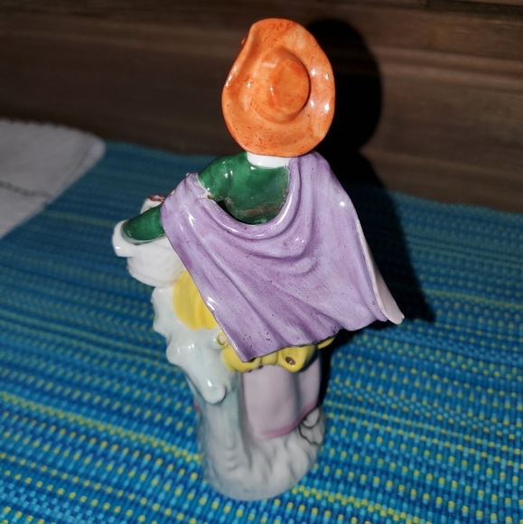 Vintage Porcelain Lady with Flower Basket - Picture 4 of 8